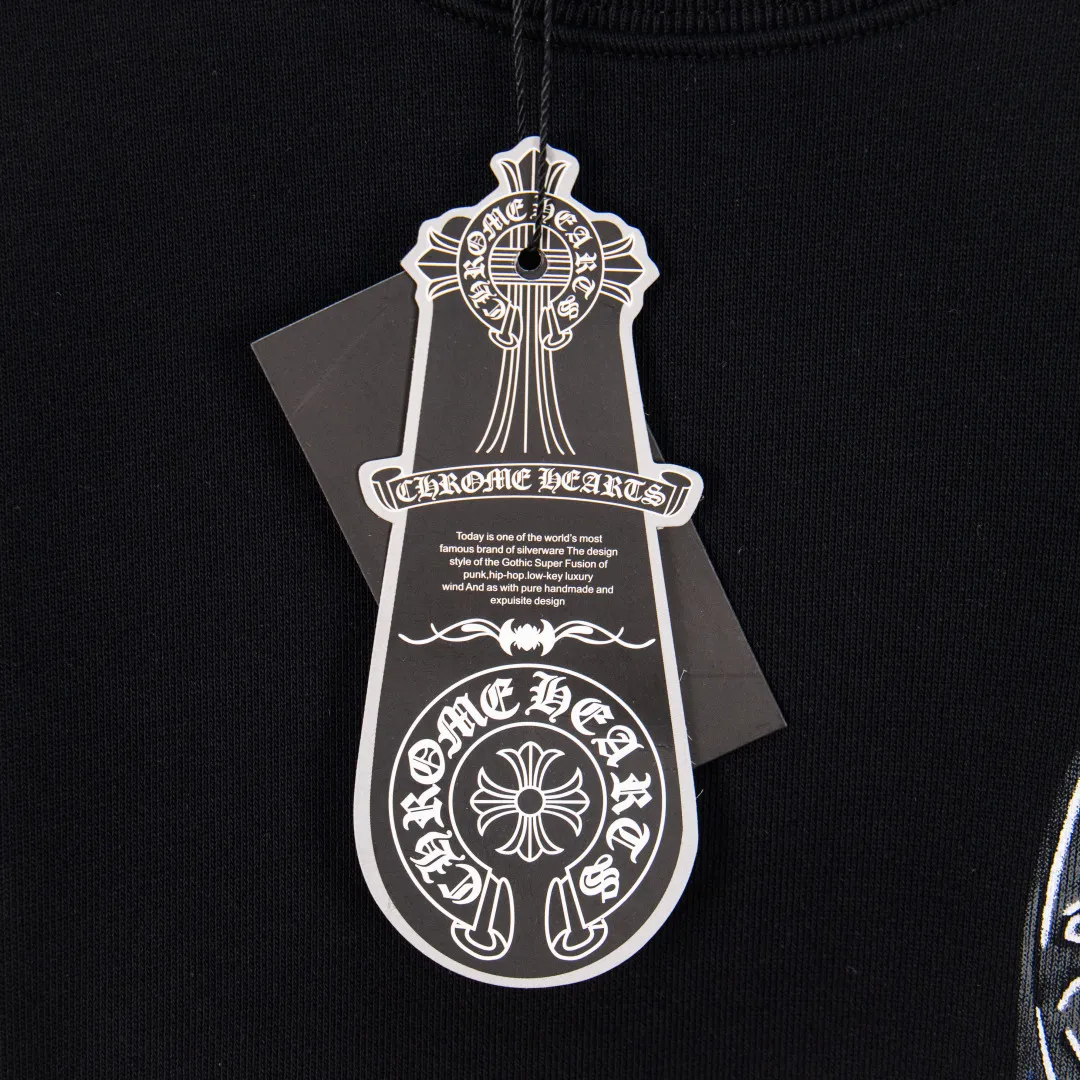 P280 zp version [exclusive supply] Chrome Hearts/Cro Heart 2025Fw new autumn and winter 420g pullover round neck long-sleeved sweatshirt CH horseshoe print Sanskrit graffiti letter logo embossing process same style for men and women brand classic pure cotton fabric official synchronization high version high quality fashion personality versatile trend pure original quality original fabric hangtag collar label washed wheat three labels complete Color: black white Size: XS S M L No.: YK10715